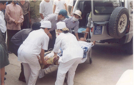 Vận chuyển nạn nhân bỏng, đặc biệt khi có bỏng hàng loạt sảy ra Khi nào cần đưa ngay nạn nhân bỏng đến cơ sở y tế? 